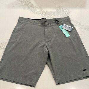 Men’s gray golf shorts by 18 greens